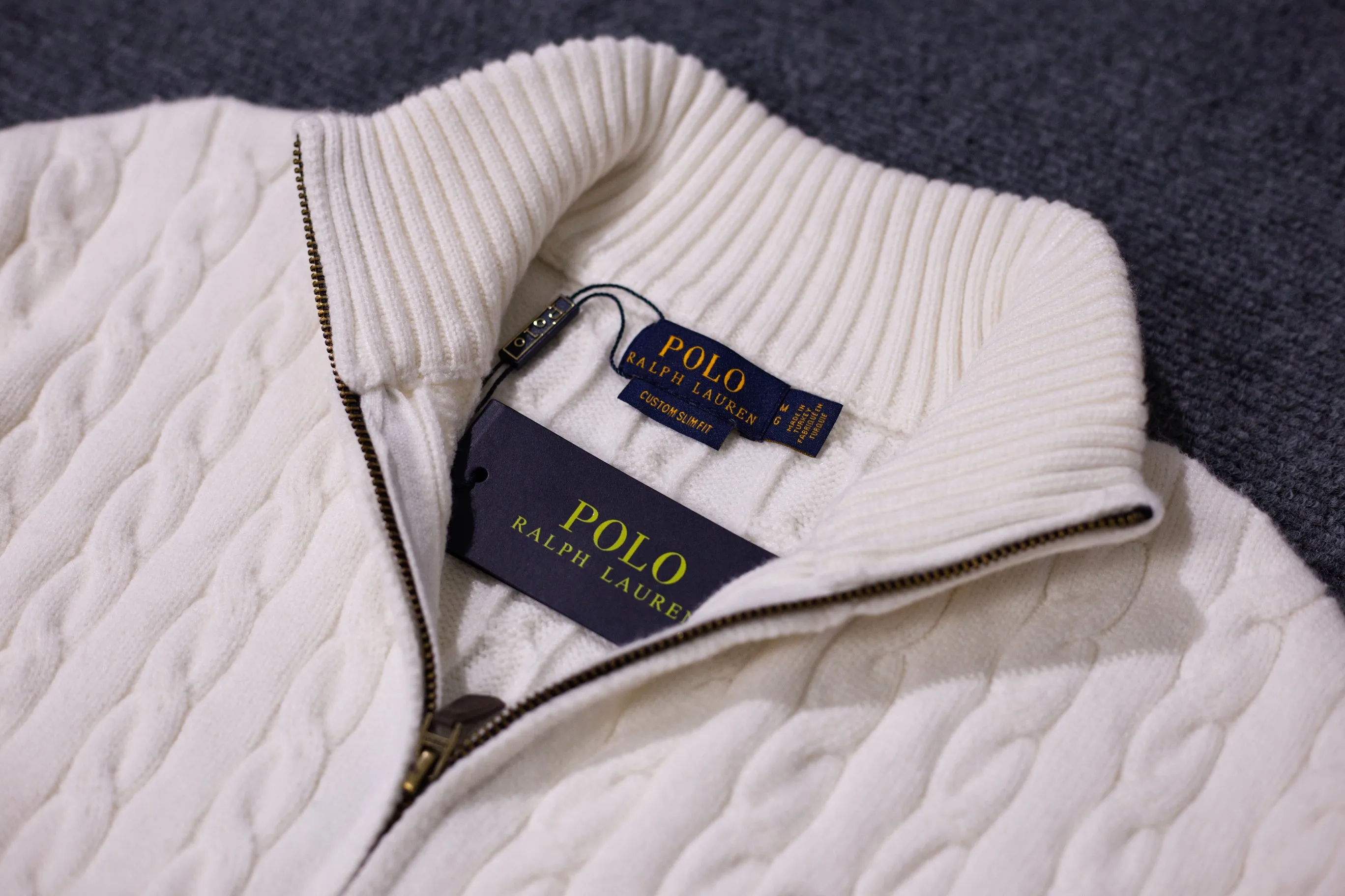 P300 Style No. D08) The top version on the market in 2025 Ralph Lauren #ootddailywear #Autumn and winter sweater #Knitted sweater outfit #ralph lauren sweater #Can be worn by both men and women [Star R] Finally waited until the Ralph men's twist sweater full zipper chest shirt is finally here! The most popular sweater with full zipper! Limited editions every year, there won’t be many models in the store! Ralph Lauren Men's Half-Zip Twist Sweater. The shape is really nice. It can be worn alone or as a jacket. It can be worn inside or outside, or it can be worn with a shirt inside ~ 100% pure cotton #Practical Wear. Color: Original white, navy blue, khaki, gray, size S to XL